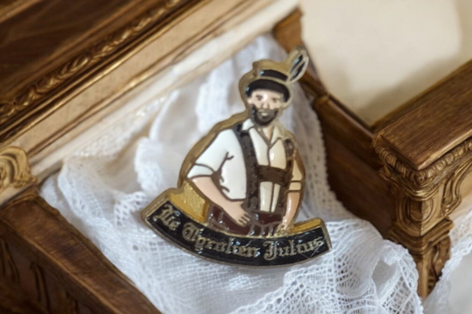Pin's vintage Le Tysalien Julius émaillé rétro années 80
