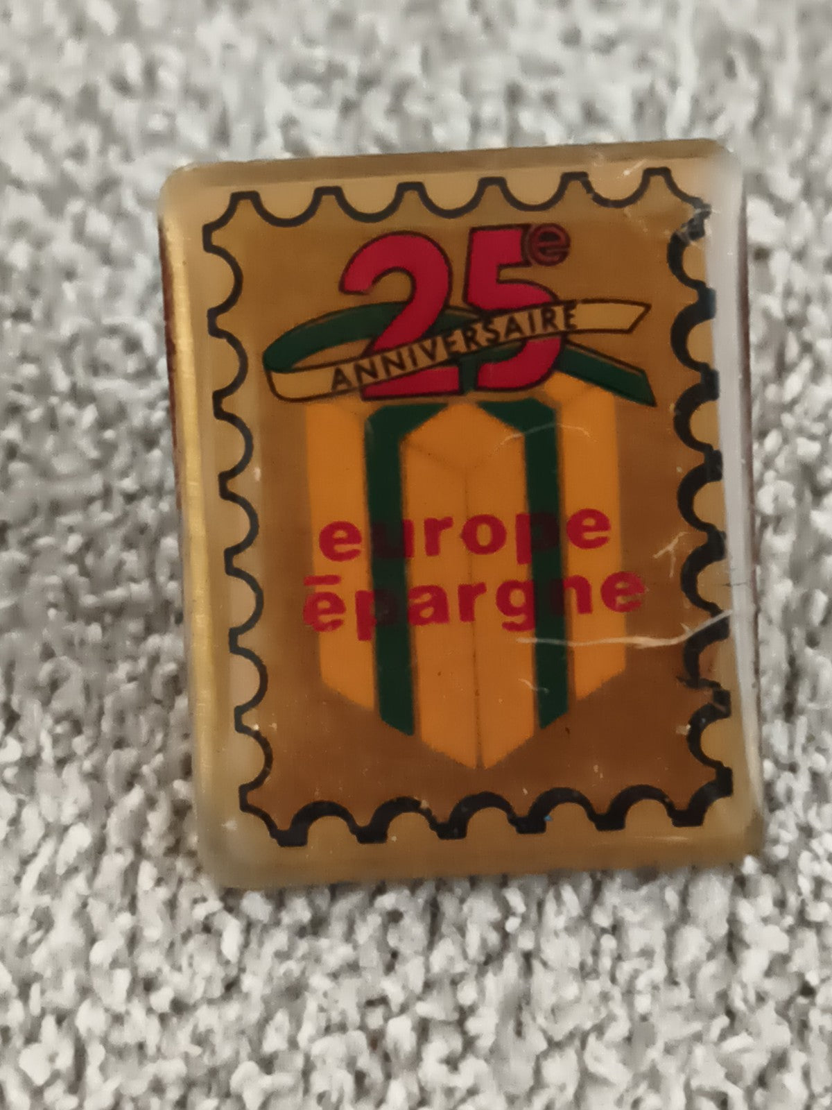 Pin's vintage Europe Épargne 25e anniversaire, badge publicitaire années 80