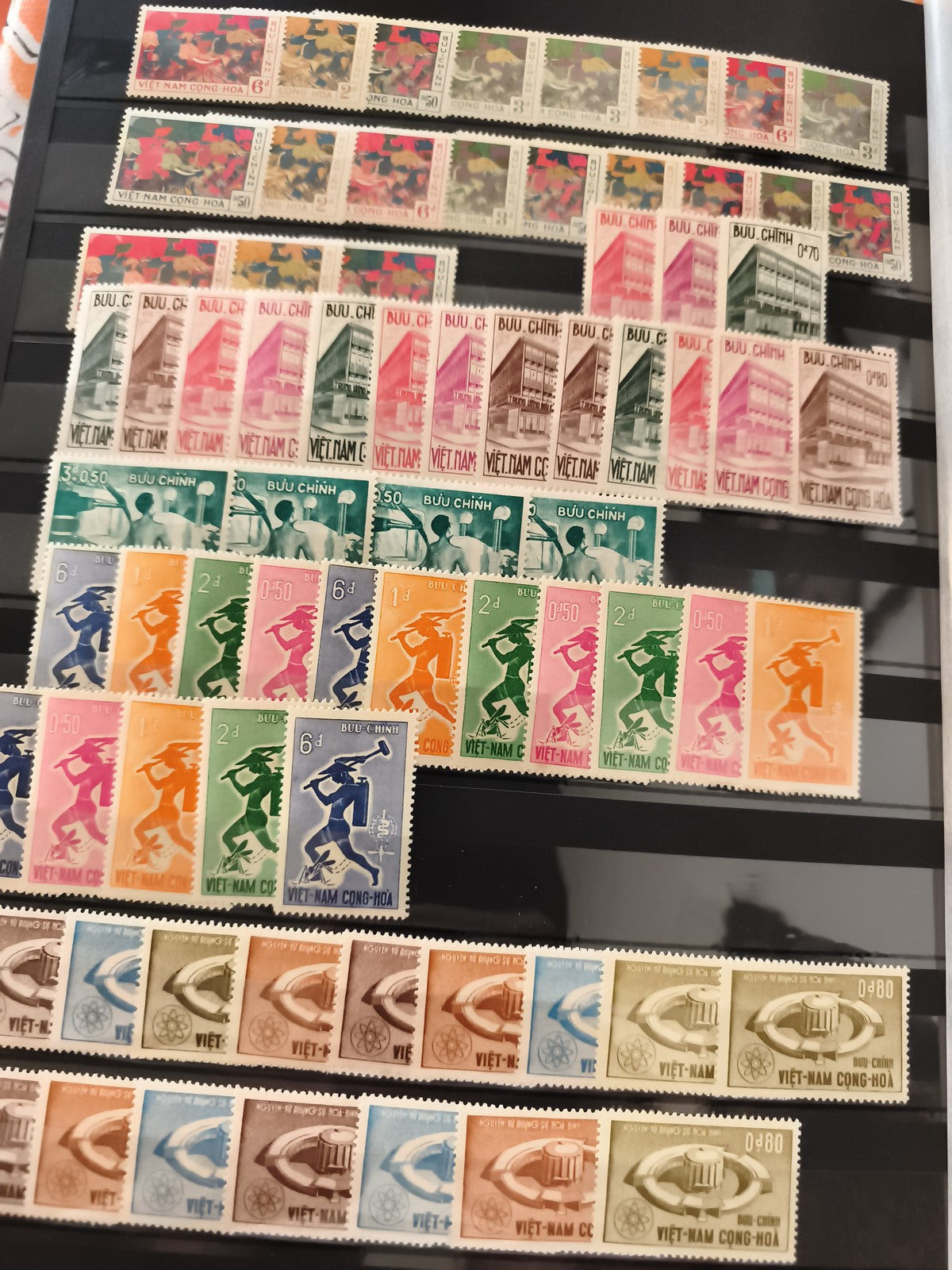 Timbres Vietnam Cong Hoa séries complètes Buu Chinh thématiques colorées philaté