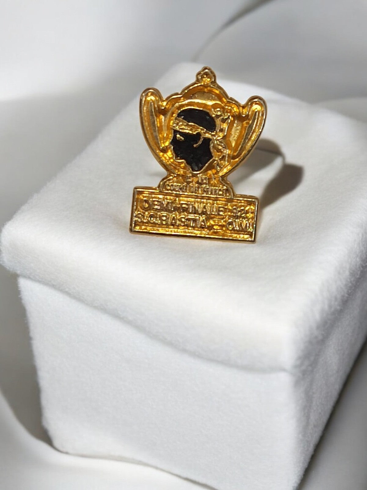 Pin's ancien Coupe de France 1984 SC Bastia OM trophée vintage doré football