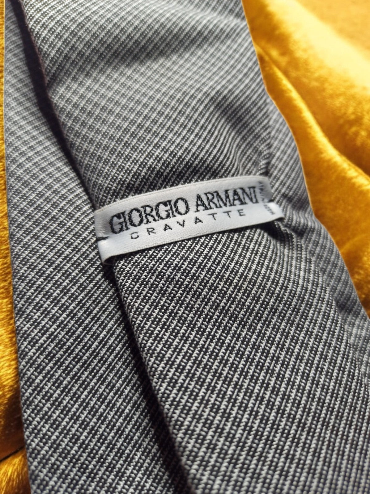 Cravate vintage Giorgio Armani homme, motif micro-carreaux élégant gris