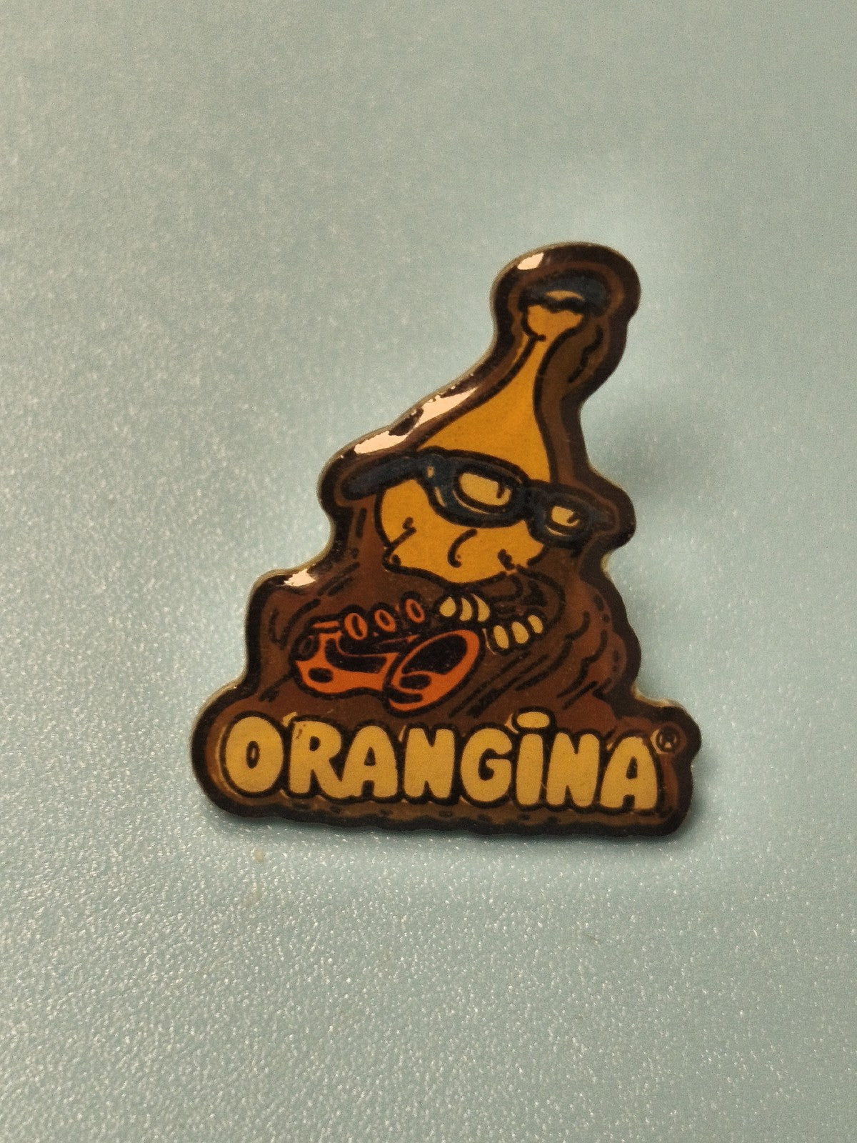 Vintage pin's Orangina bouteille lunettes publicitaire collection rétro