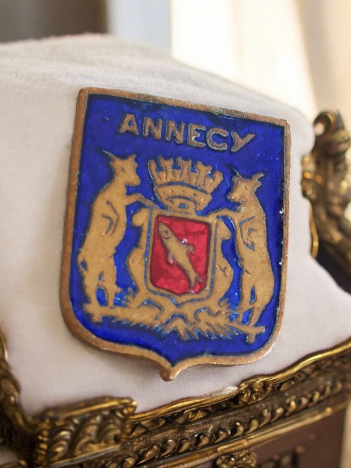 Broche blason Annecy vintage émaillée, écusson héraldique collection