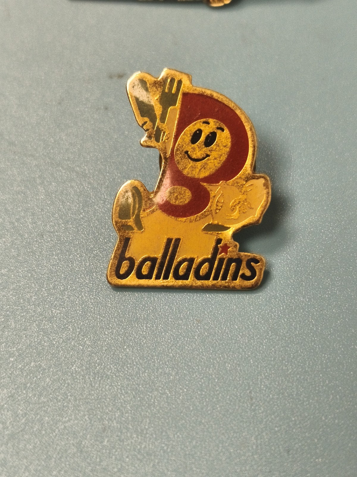 Pin's vintage Balladins mascotte jaune rouge collection hôtel restauration
