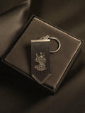 Porte-clés ancien vintage métal argenté, motif relief rétro accessoire pub