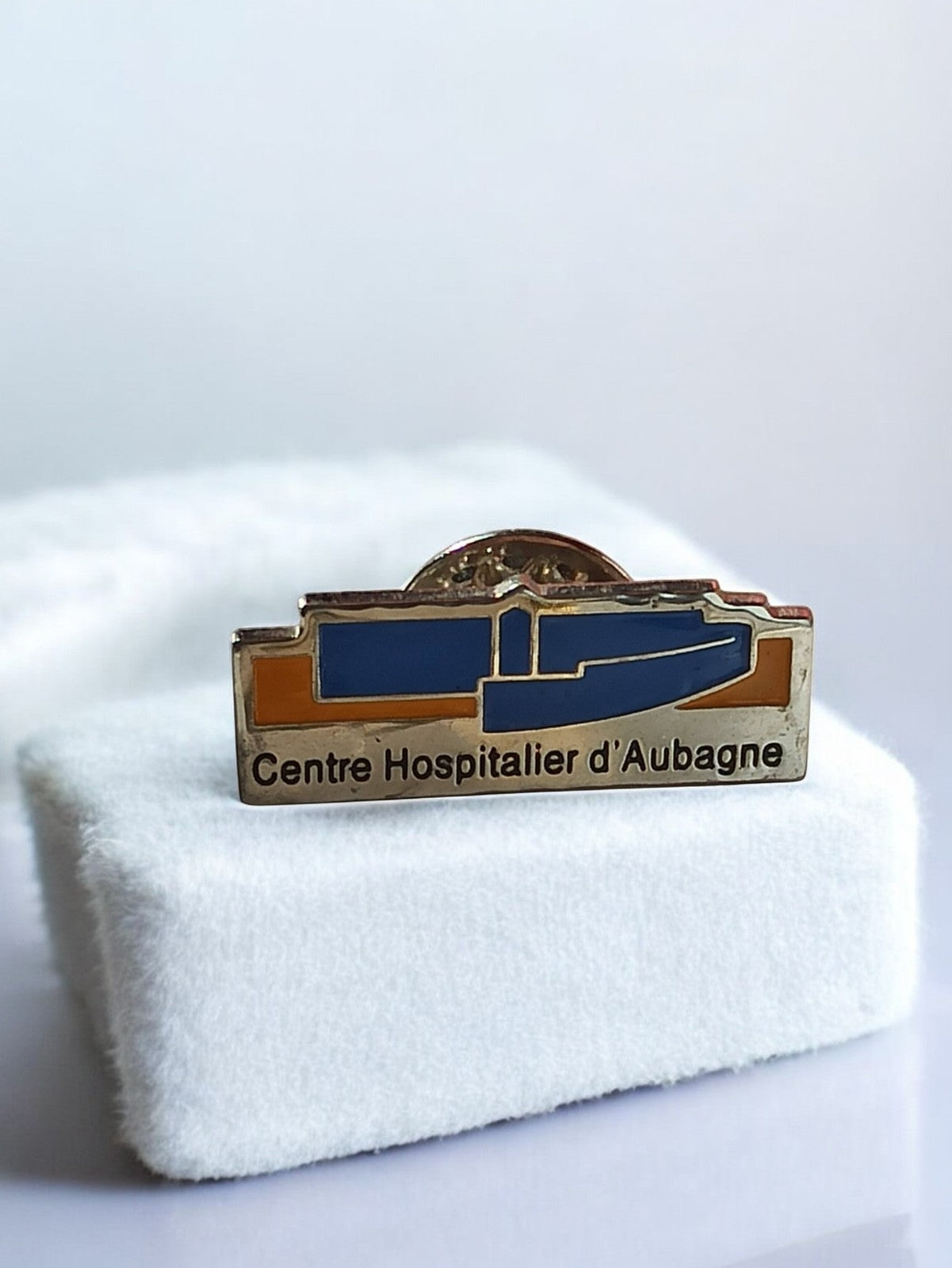 Pin's vintage Centre Hospitalier d'Aubagne badge médical rétro hôpital
