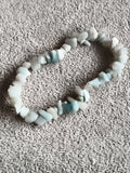 Bracelet pierres naturelles blanc bleu, perles irrégulières, bijou élastique