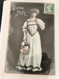 Carte postale ancienne Bonne Fête femme robe blanche CPA début XXe timbre 5c