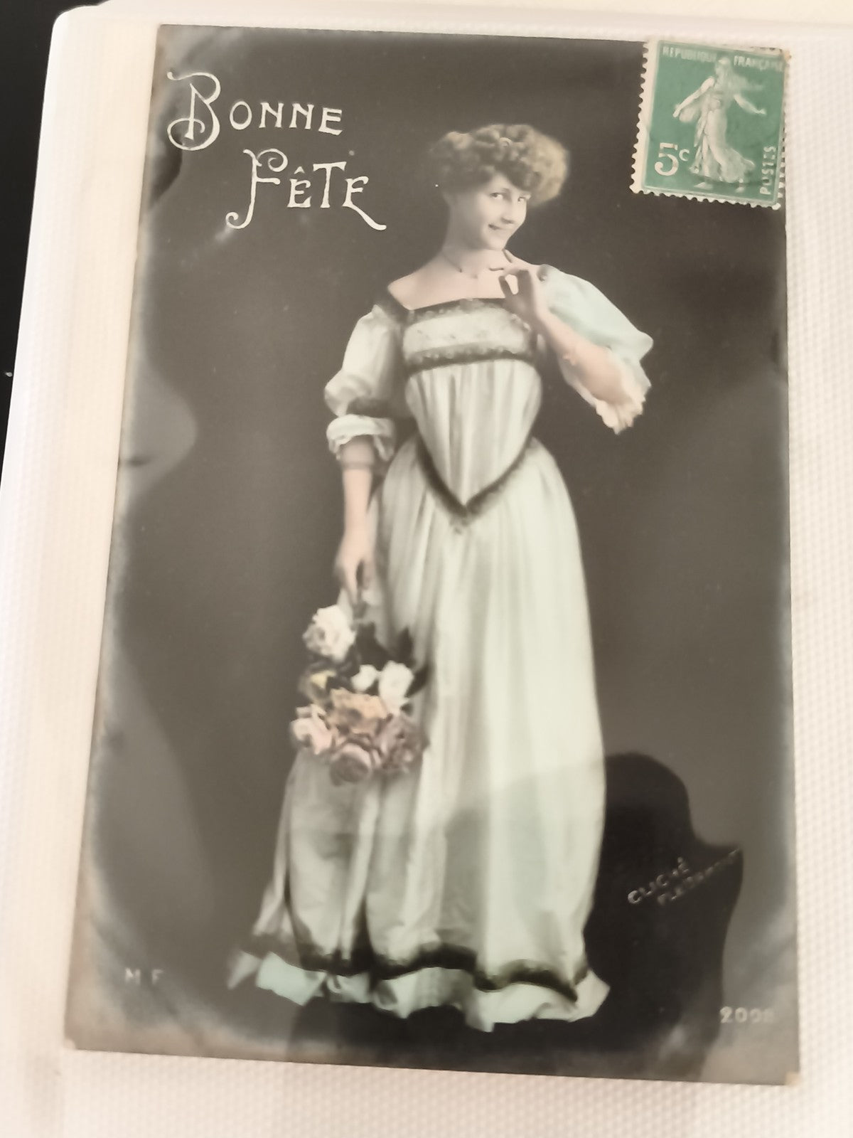 Carte postale ancienne Bonne Fête femme robe blanche CPA début XXe timbre 5c