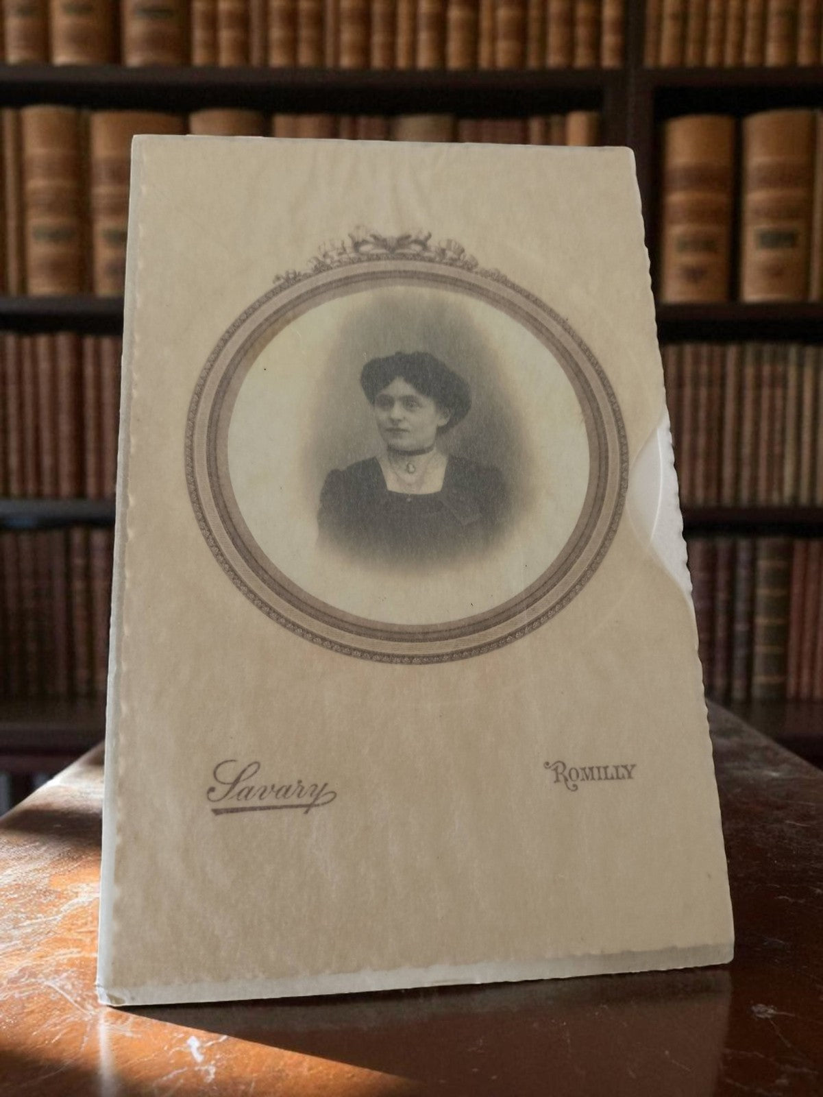 Photographie ancienne femme Savary Romilly portrait rétro vintage déco
