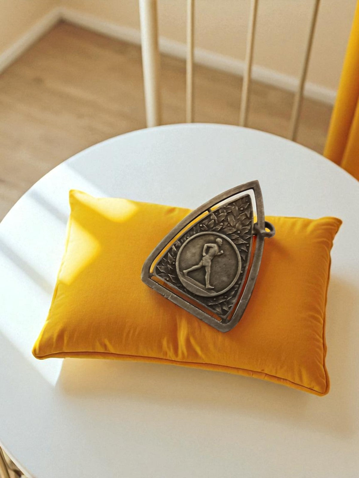 Médaille ancienne course à pied métal argenté vintage triangulaire