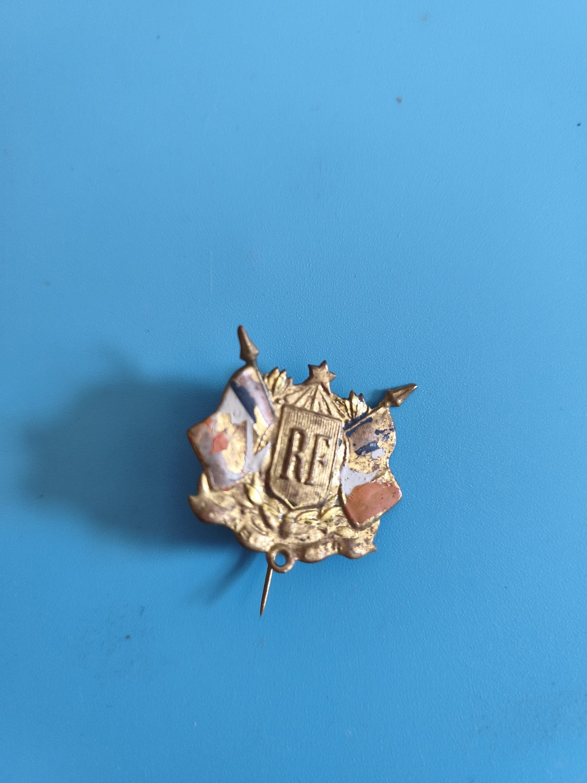 Insigne broche drapeaux France Belgique doré, motif RF, émaillé, alliance