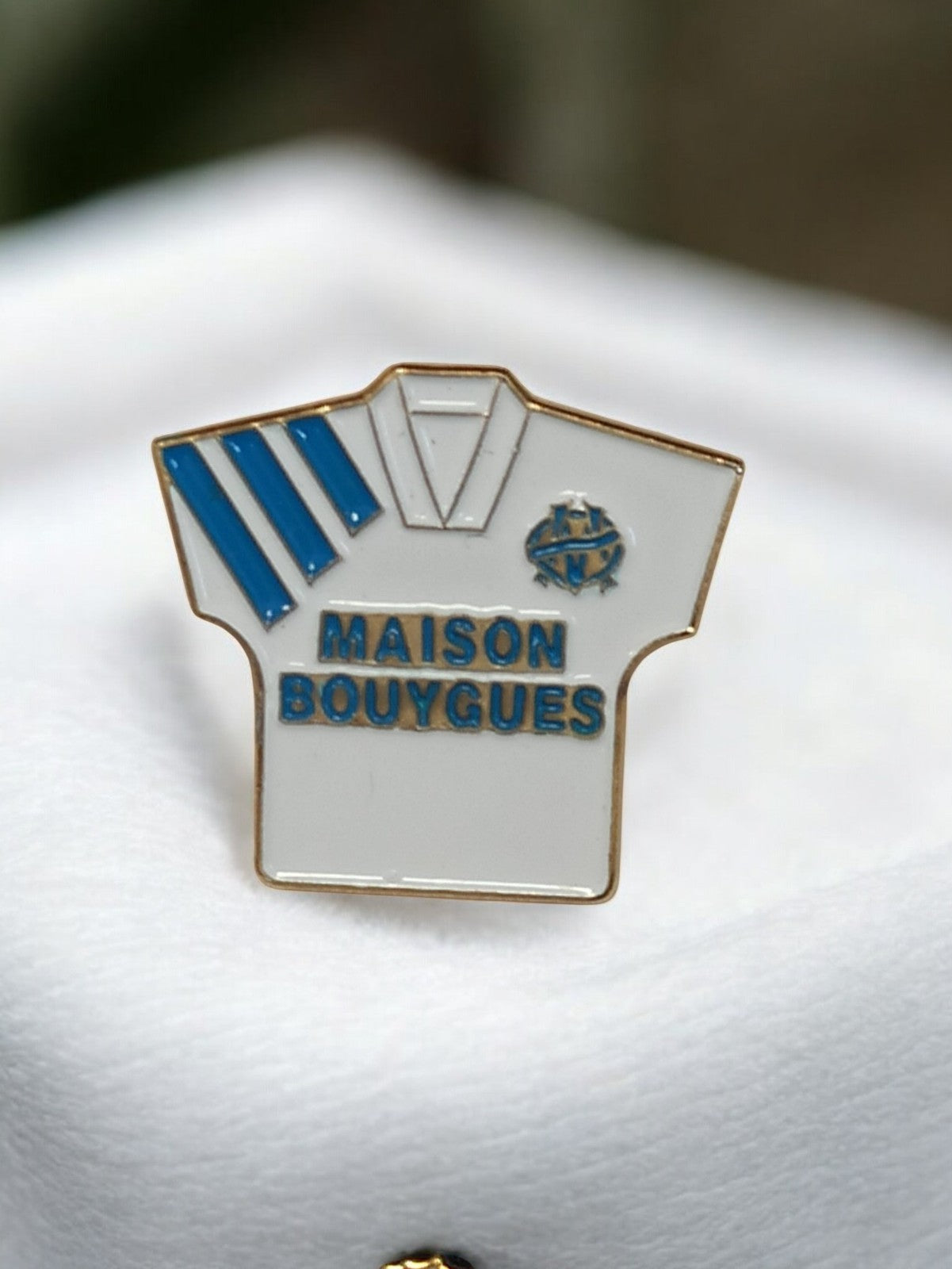 Pin's maillot Olympique de Marseille Maison Bouygues vintage badge OM ancien