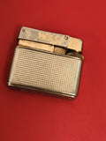 Briquet ancien à pierre finition dorée, motif quadrillé vintage, allumeur rétro
