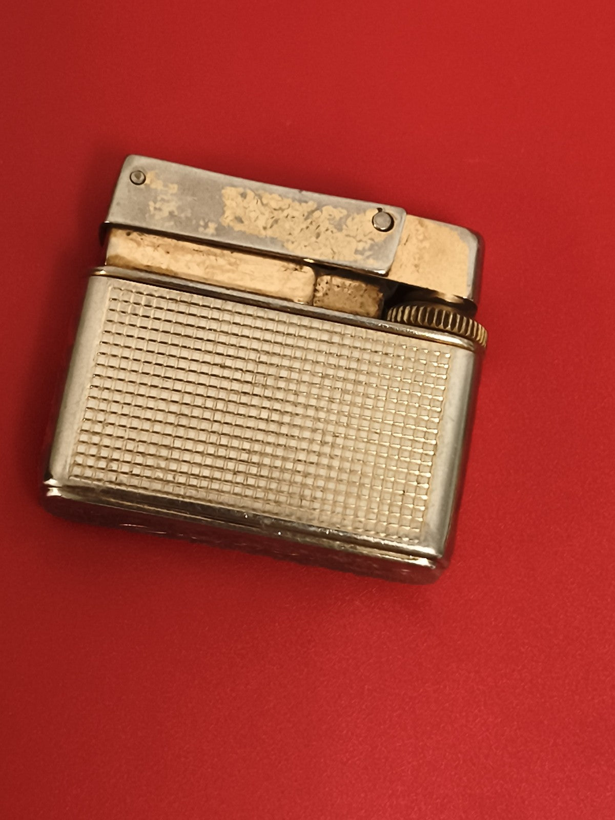 Briquet ancien à pierre finition dorée, motif quadrillé vintage, allumeur rétro