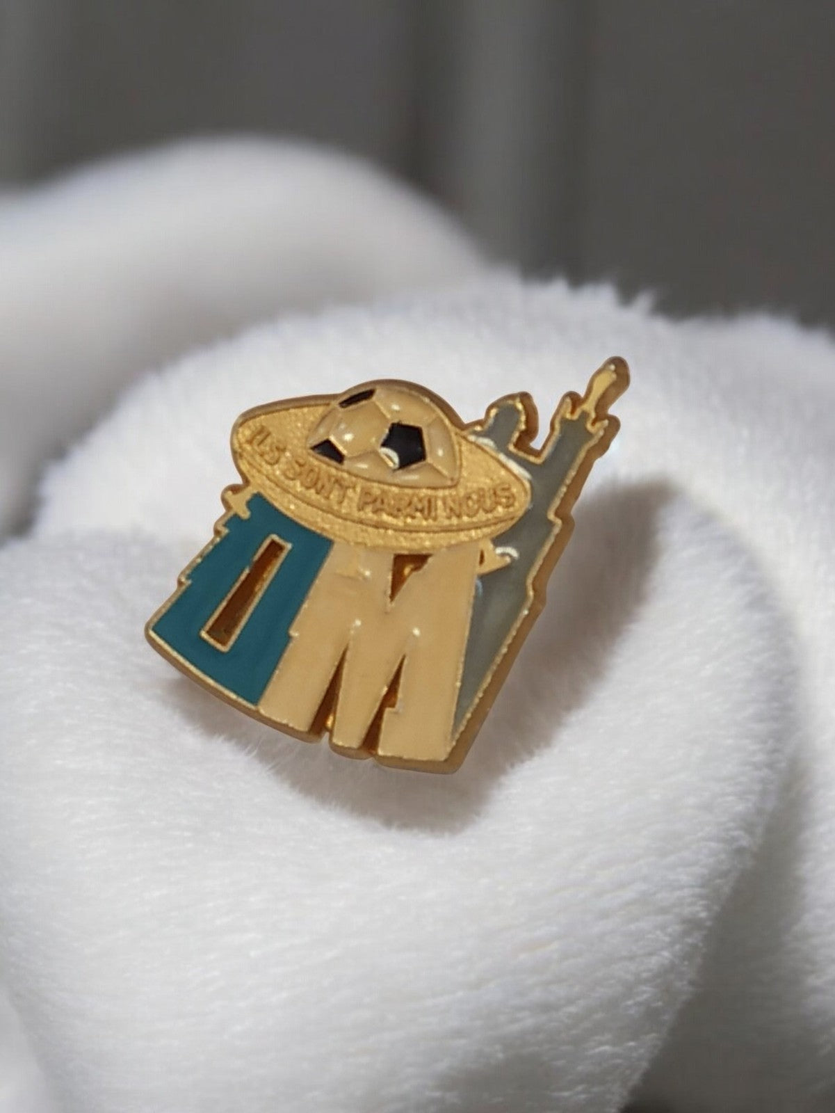 Pin's Olympique de Marseille vintage doré OM football ancien badge rare