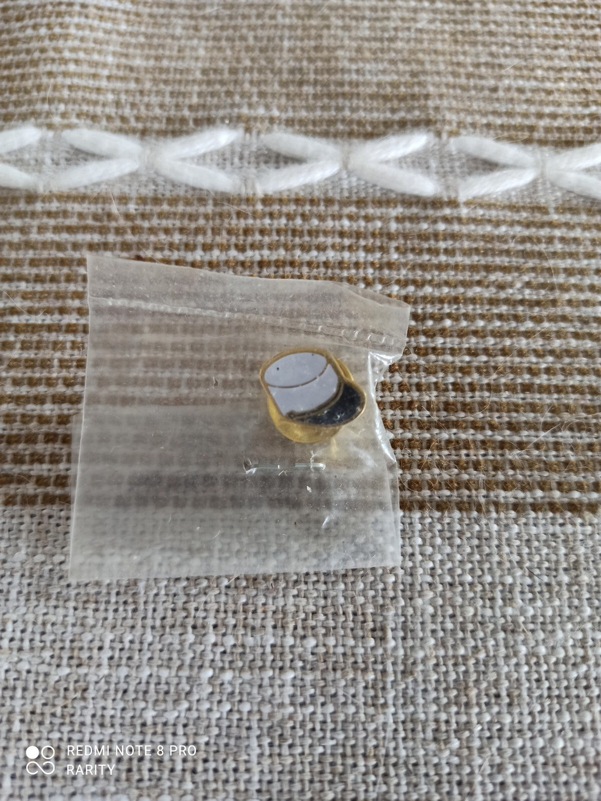 Pin's vintage képi militaire français, émail blanc doré, insigne armée