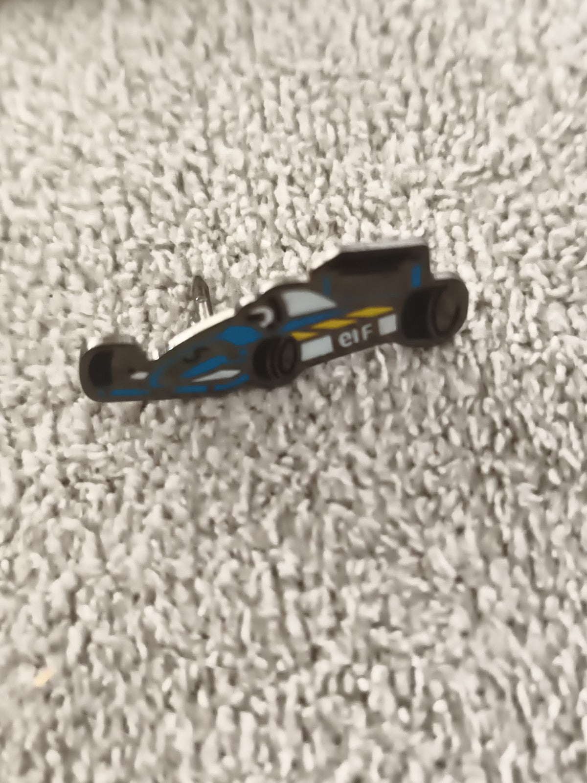 Pin's vintage Formule 1 ELF bleu noir voiture course années 90 (Ref 5)