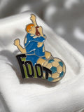 Pin's vintage FOOT joueur bleu ballon ancien rétro football émaillé années 90