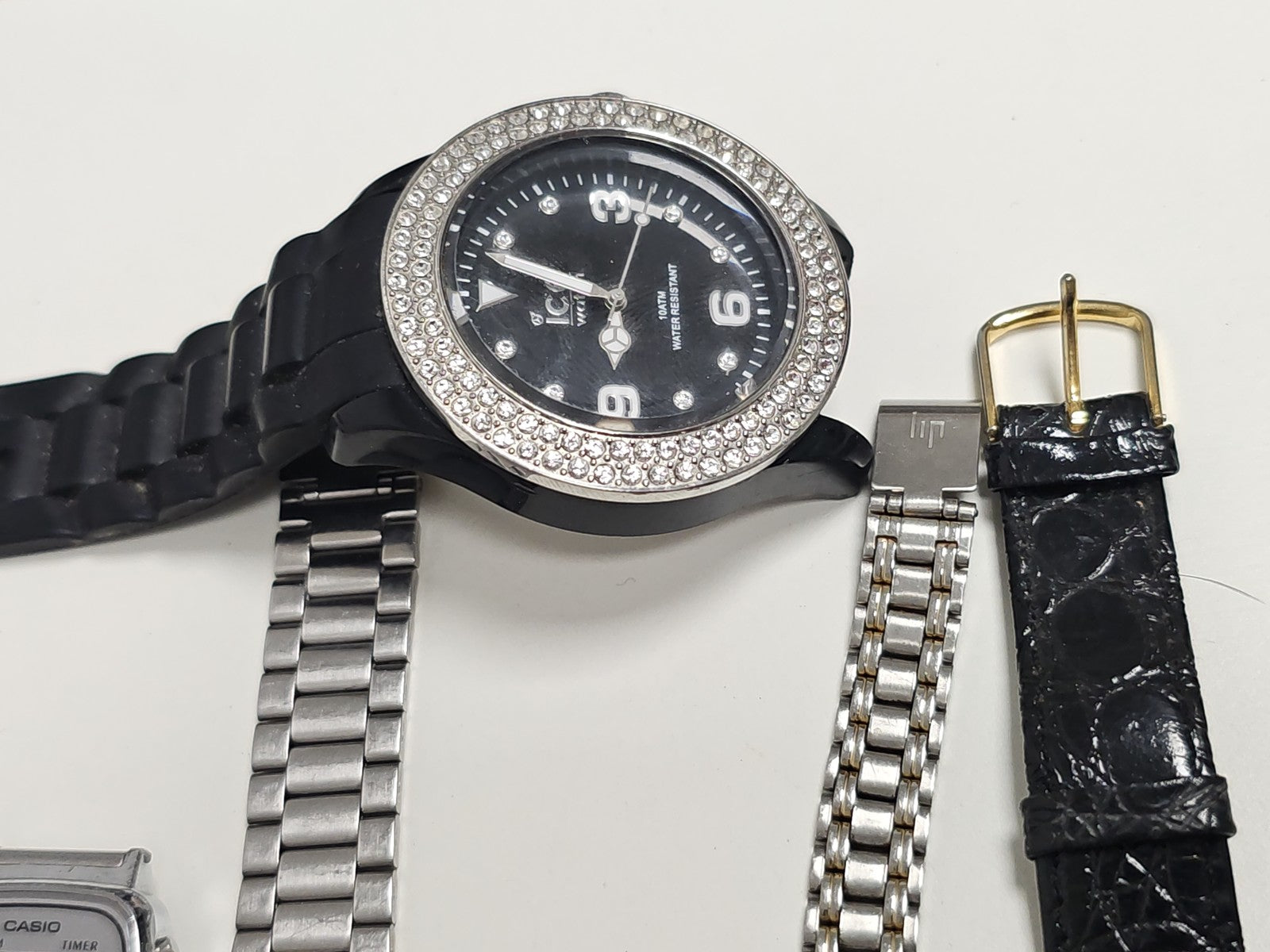 Lot montres femme diverses marques non testées mix occasion à réparer ou pièces