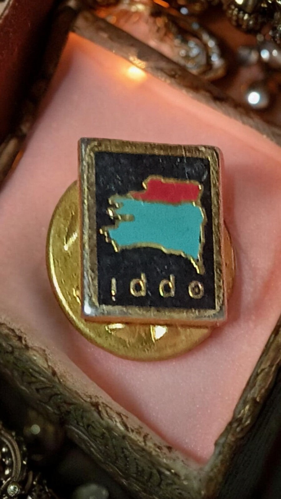 Pin's vintage Iddo émaillé rectangulaire fond noir rétro accessoire ancien