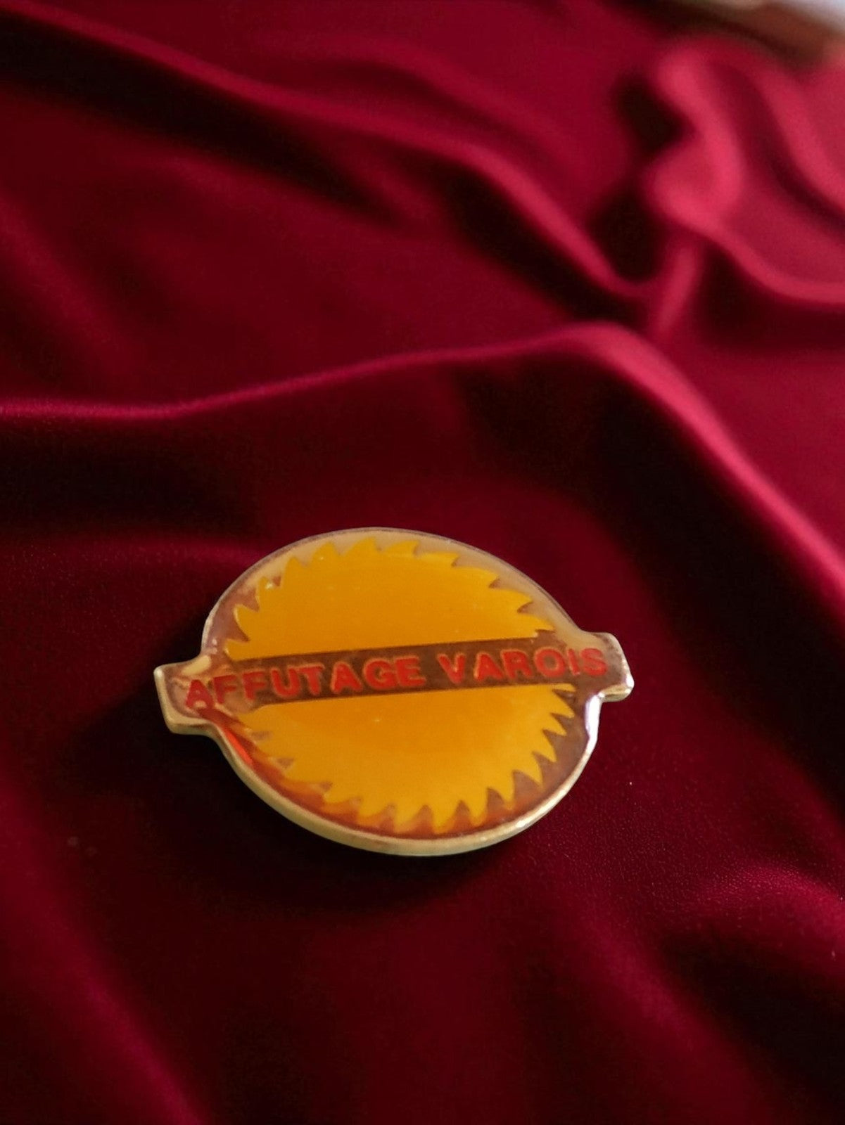 Pin's publicitaire vintage émail Affutage Varois années 80 scie circulaire