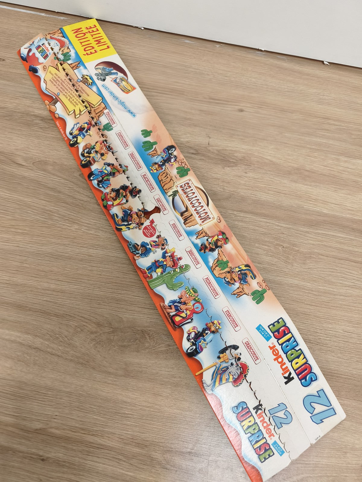 Ancien présentoir Kinder Surprise édition limitée décor Far West jouets vintage