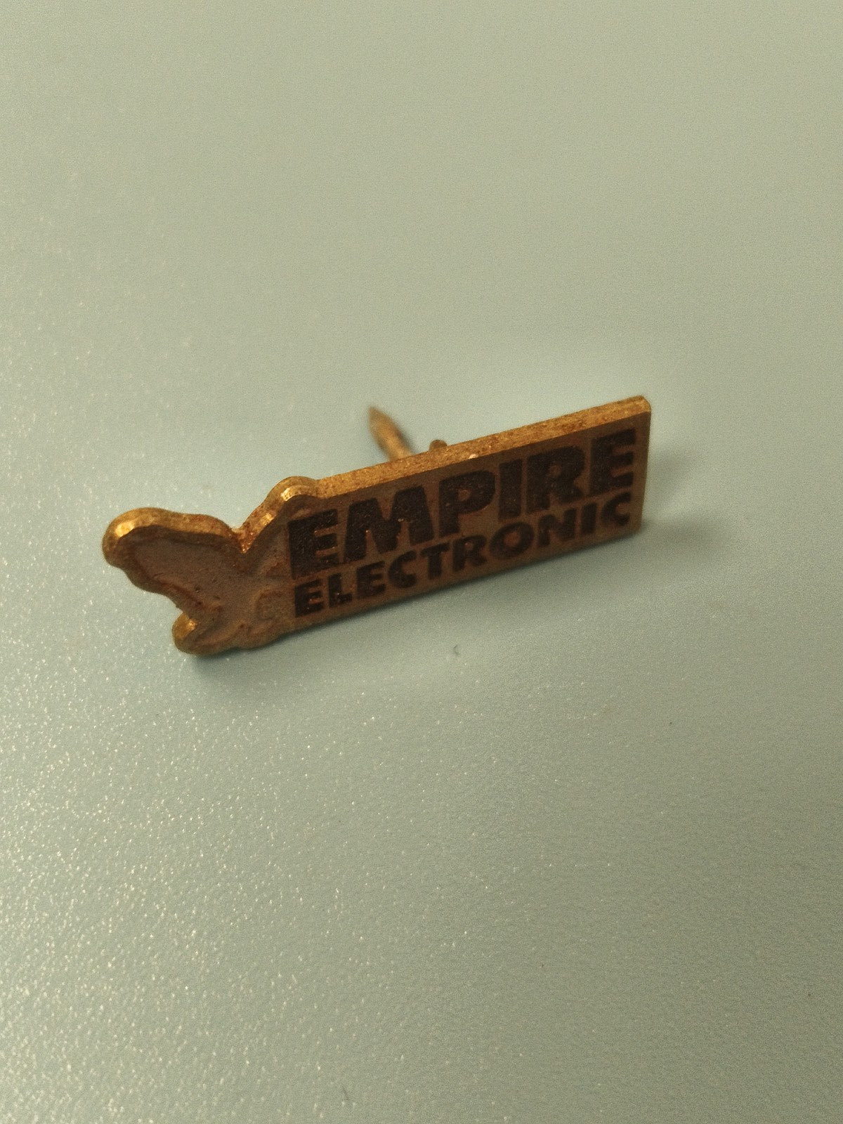Vintage pin's Empire Electronic logo doré ancien badge collection rétro