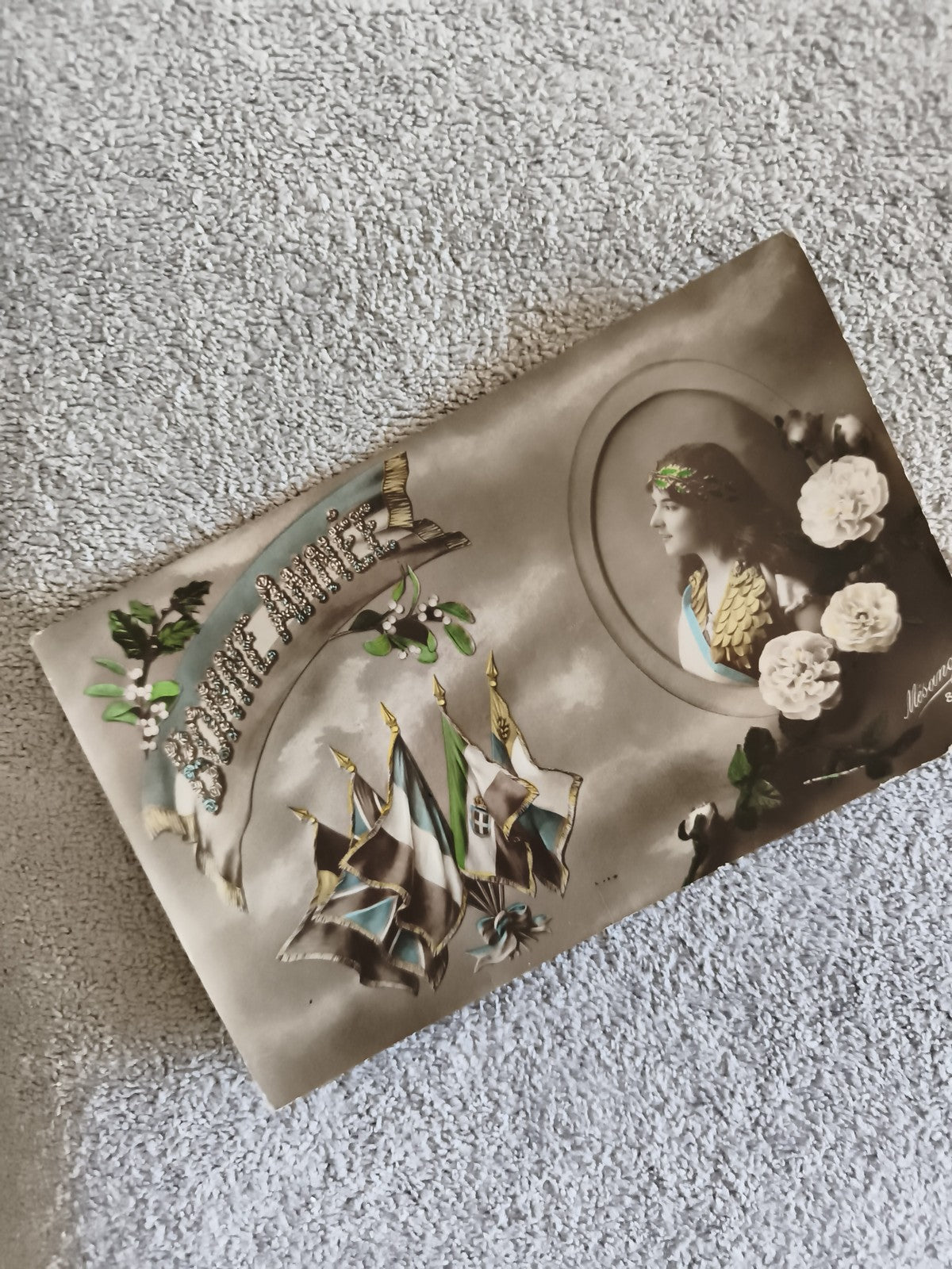 CPA Bonne Année drapeaux femme fleurs style début XXe