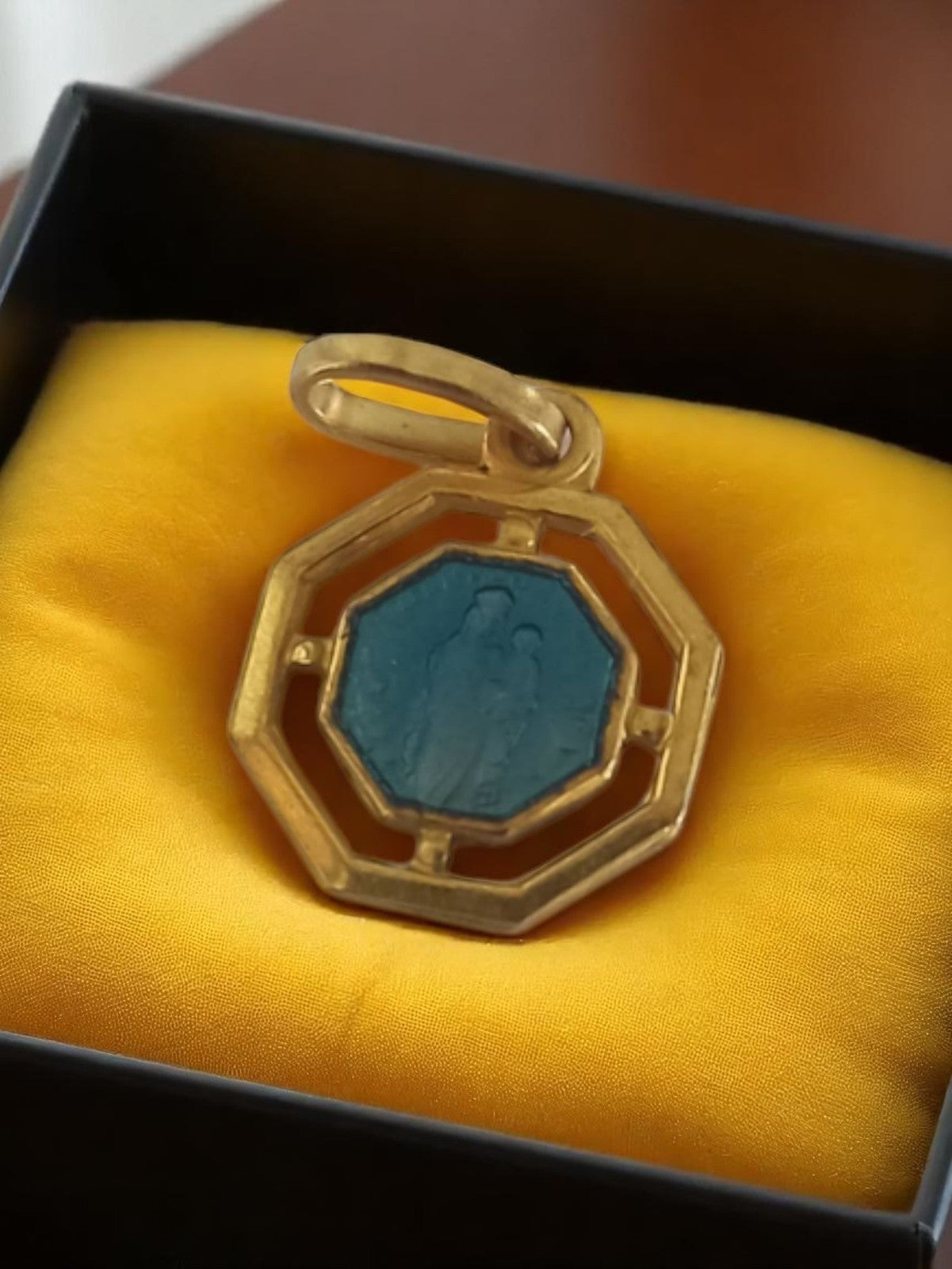 Pendentif religieux vintage plaqué or, médaillon octogonal bleu, bijou ancien