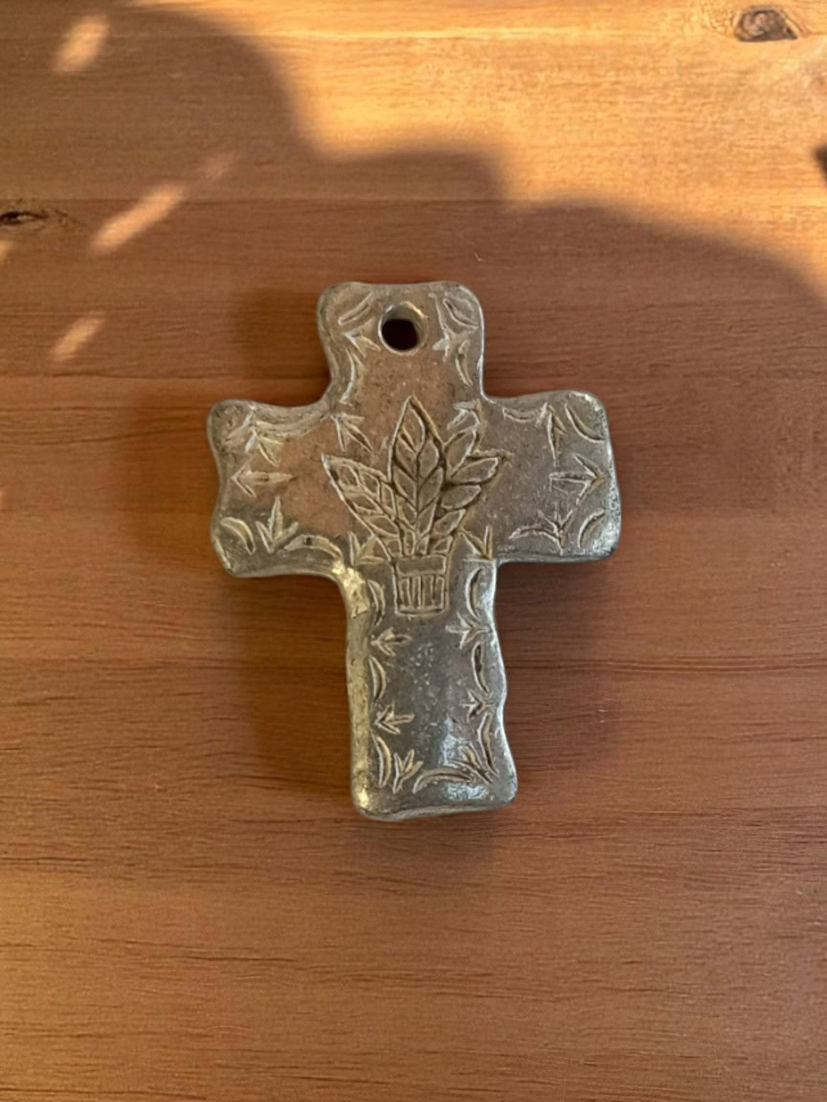 Pendentif croix vintage années 1950 métal gravé motif feuillage deadstock