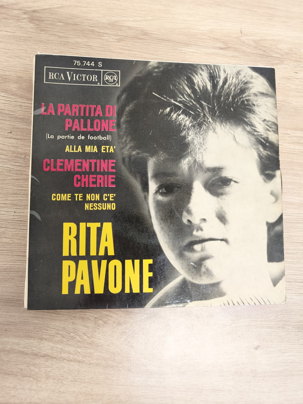 Vinyle 45 tours Rita Pavone RCA Victor pochette noire titres italiens (Ref 4)