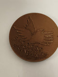 Médaille ancienne Secours Populaire Français bronze, relief oiseau main