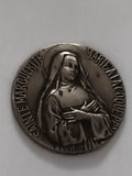 Médaille religieuse Sainte Marguerite Marie Alacoque prière relief aspect métal