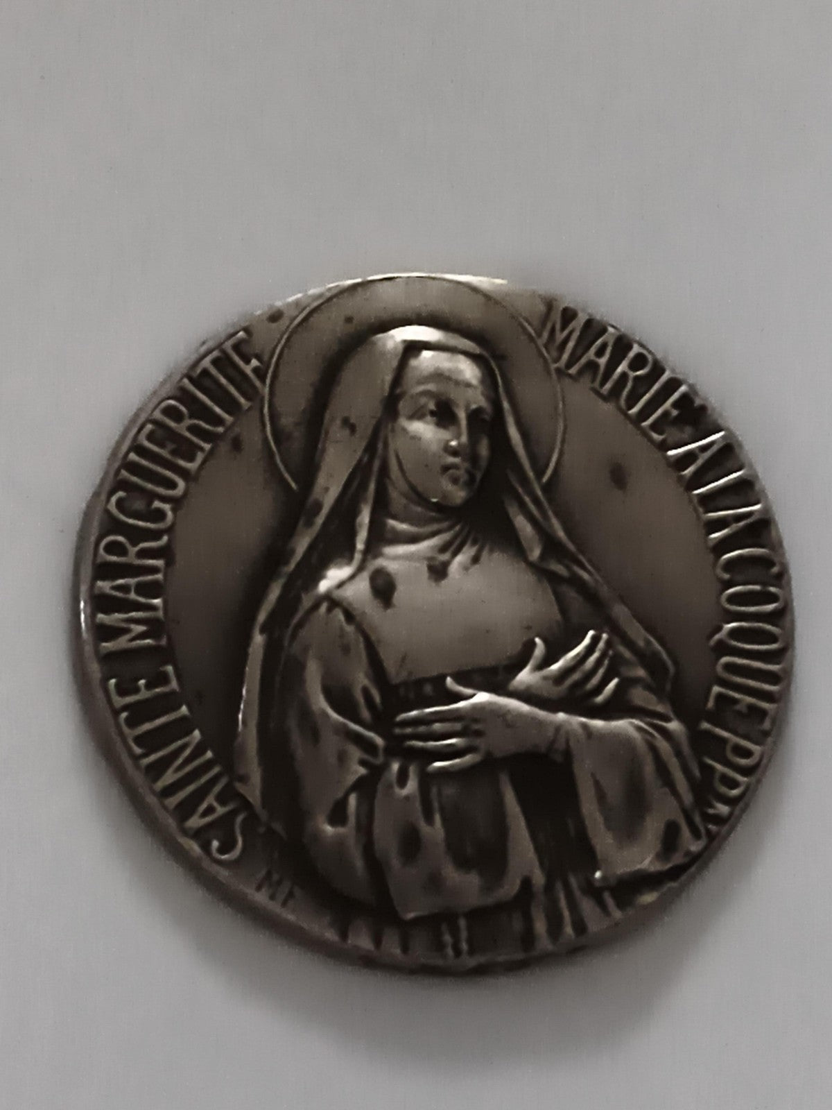 Médaille religieuse Sainte Marguerite Marie Alacoque prière relief aspect métal
