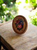 Broche vintage ovale peinte à la main fleurs cadre laiton signé AB