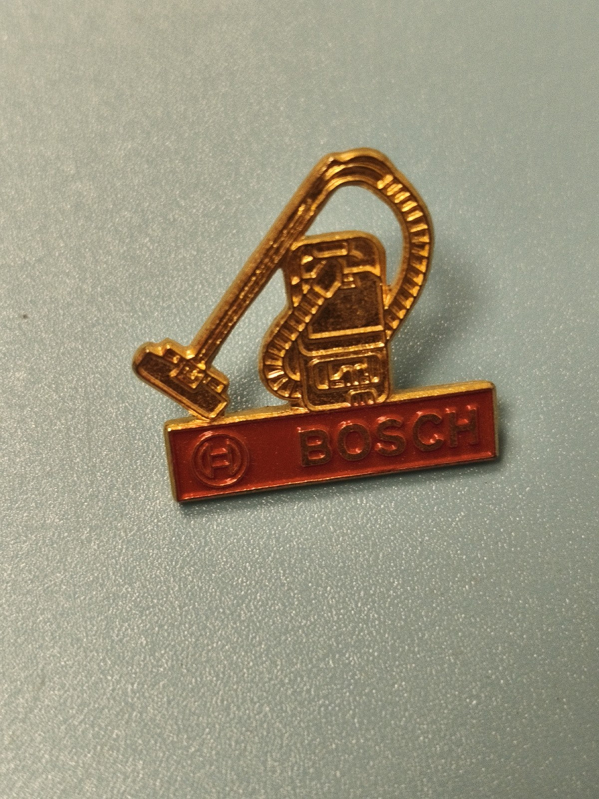 Vintage pin's Bosch aspirateur doré, badge publicitaire ancien collection
