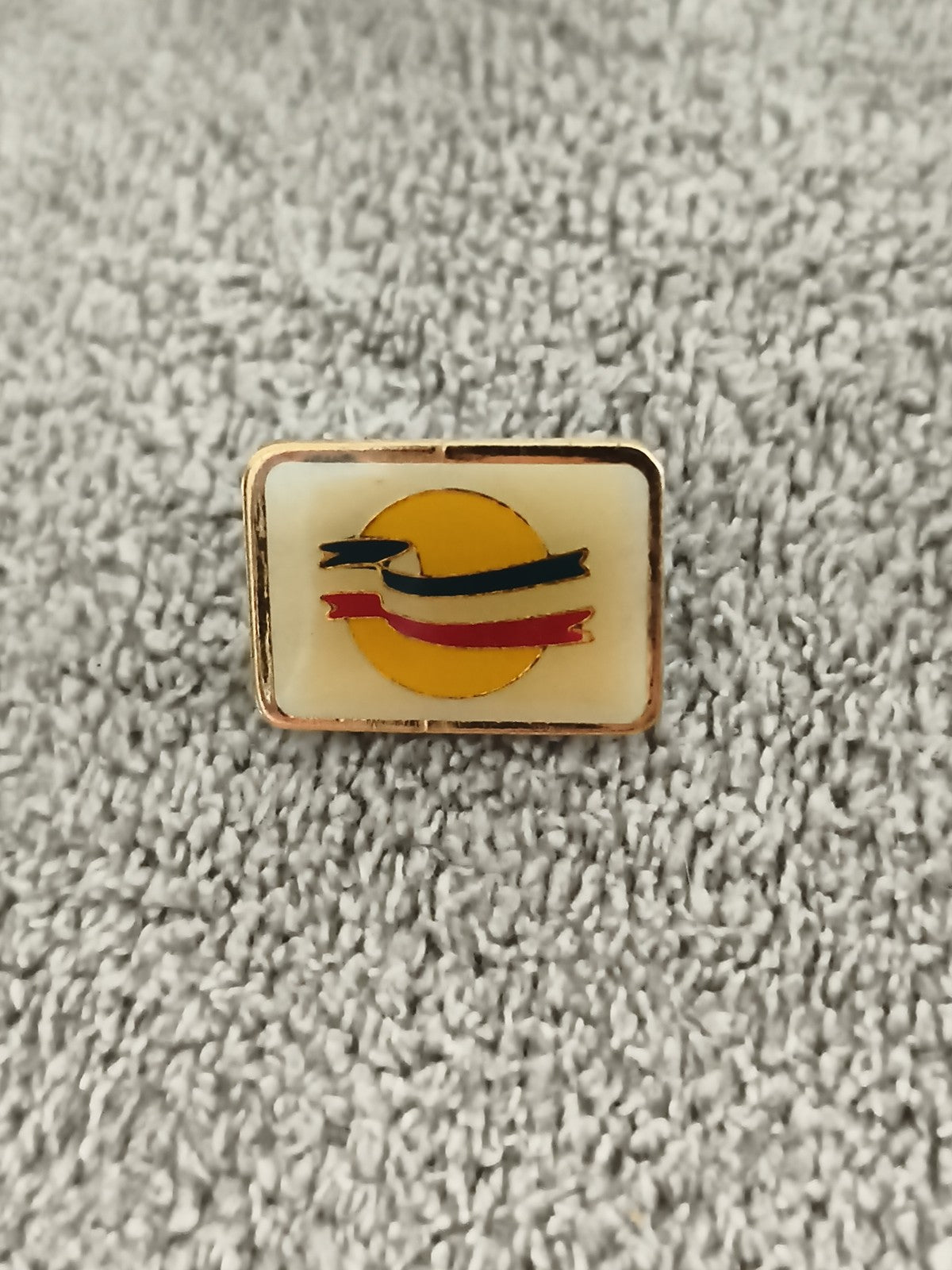 Pin's vintage rectangulaire jaune blanc motif graphique années 80-90 (Ref 2)