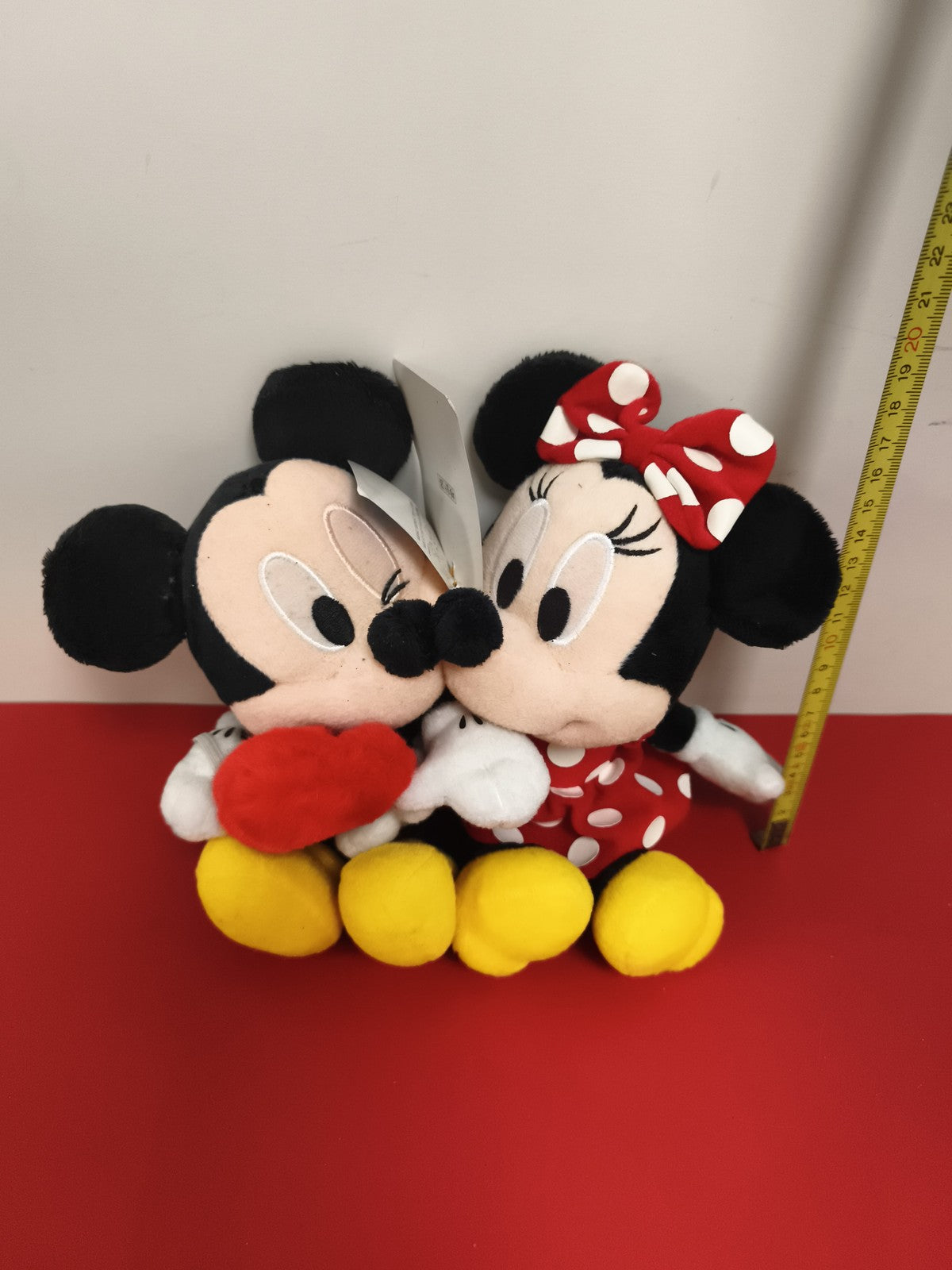 Peluche Disney Tokyo Mickey Minnie duo câlin, peluche officielle, nœud rouge