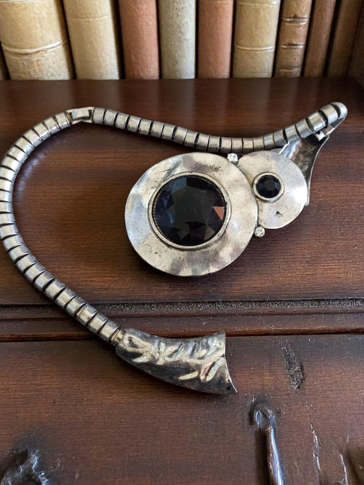 Collier vintage en métal argenté, pendentif cabochon noir, style rétro