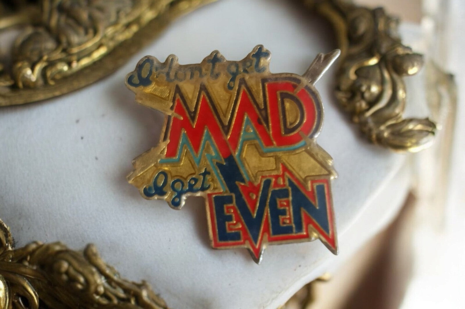 Pin's vintage "Don't Get Mad Get Even" années 60 style rétro pop