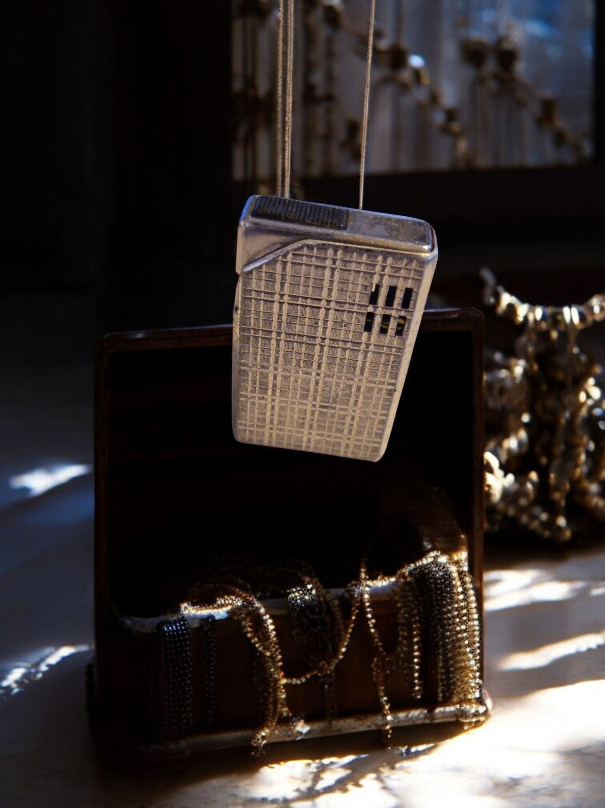 Briquet vintage à réparer, finition argentée, motif quadrillé, objet de collecti