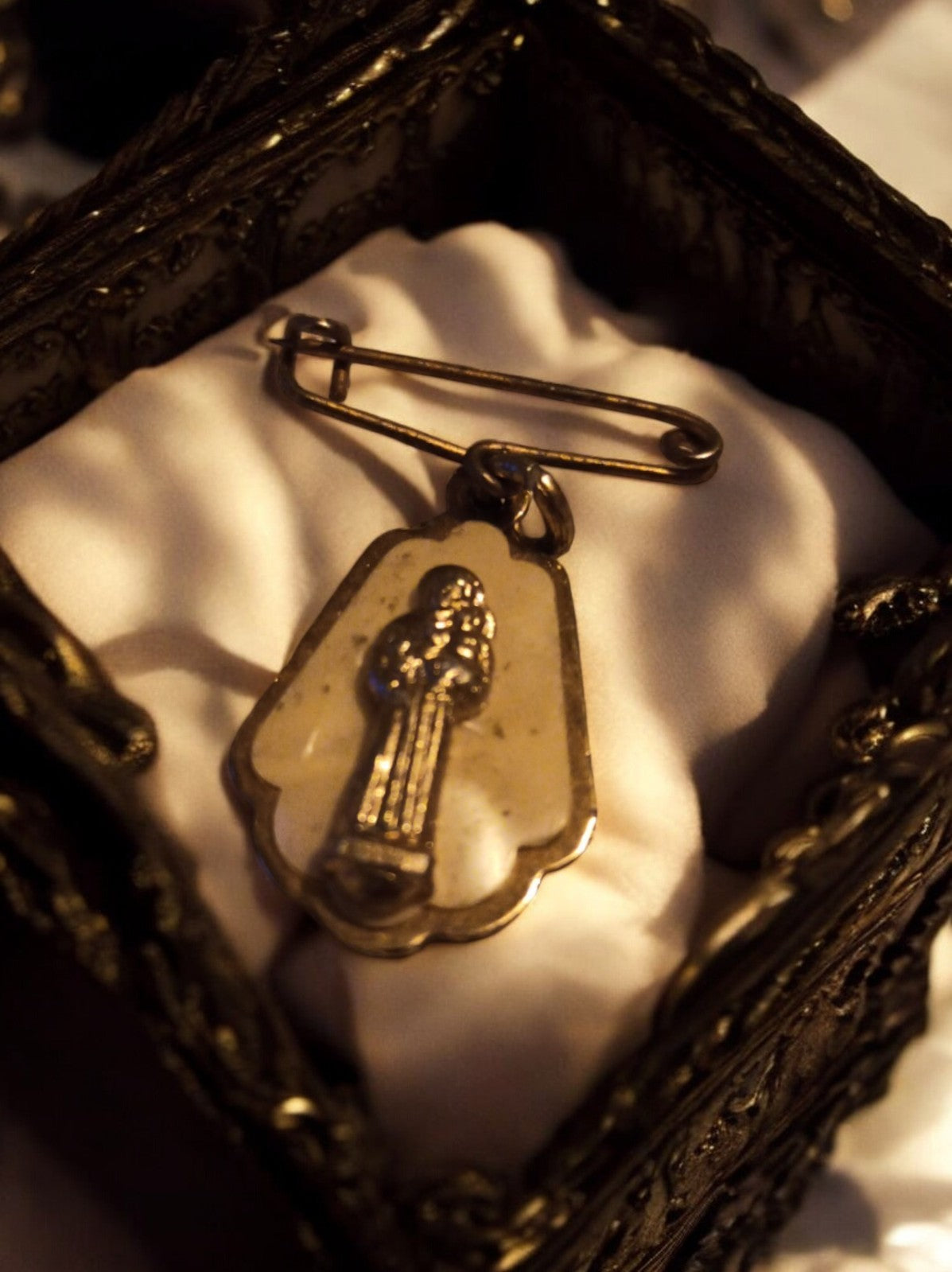 Médaille religieuse catholique vintage plaquée or, broche ancienne, motif saint