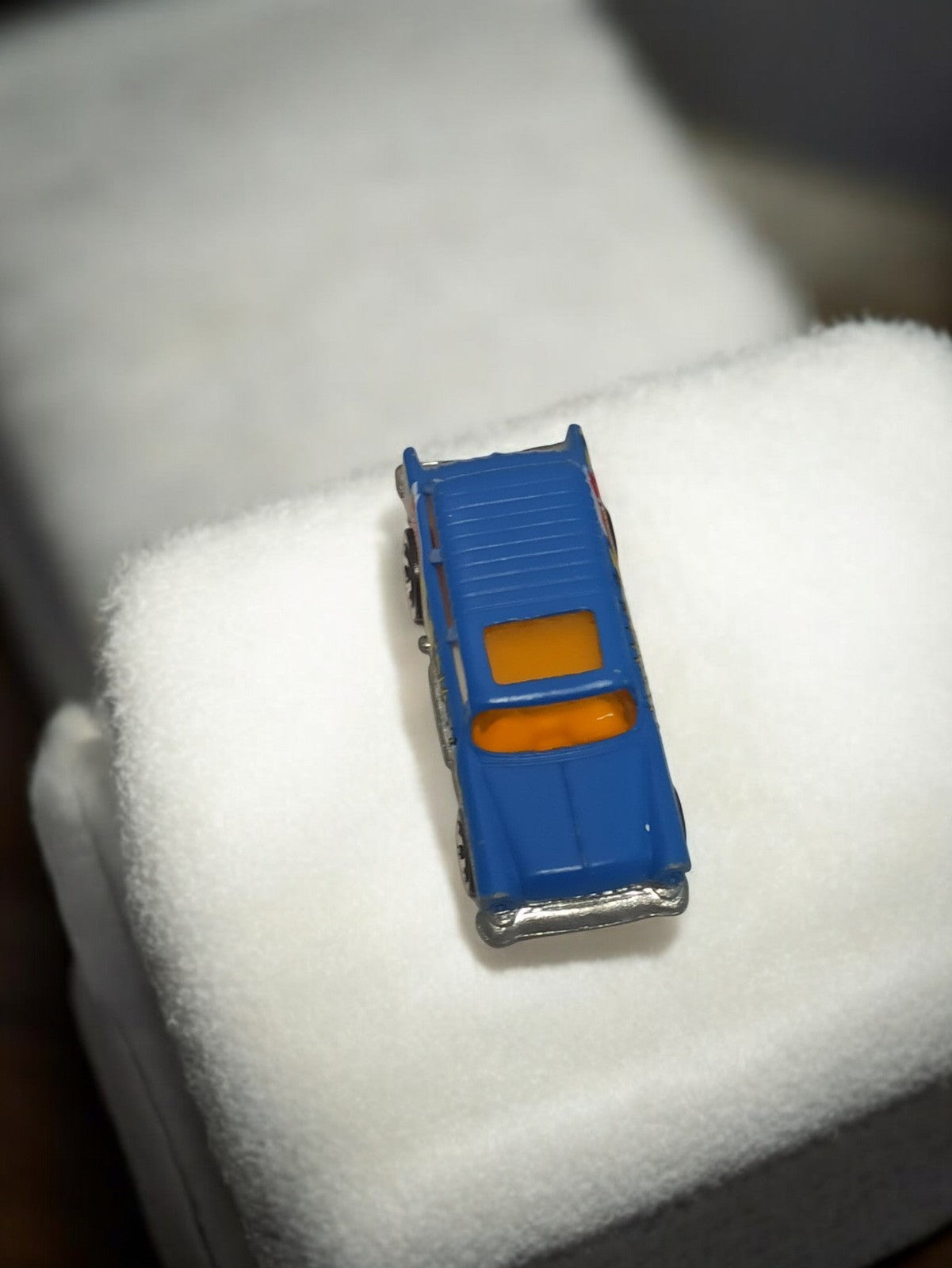 Véhicule miniature vintage bleu, voiture rétro d'occasion, toit orange