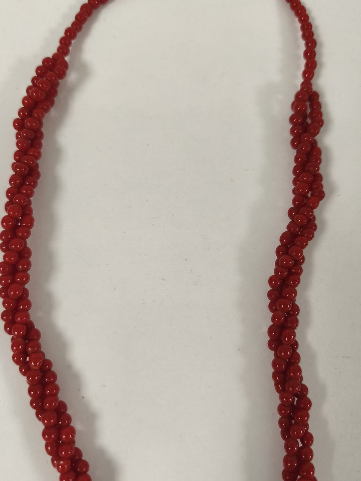 Ancien gros collier en corail rouge véritable, perles rondes, fermoir doré