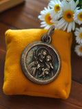Médaille religieuse vintage catholique, relief Vierge à l'Enfant, aspect patiné