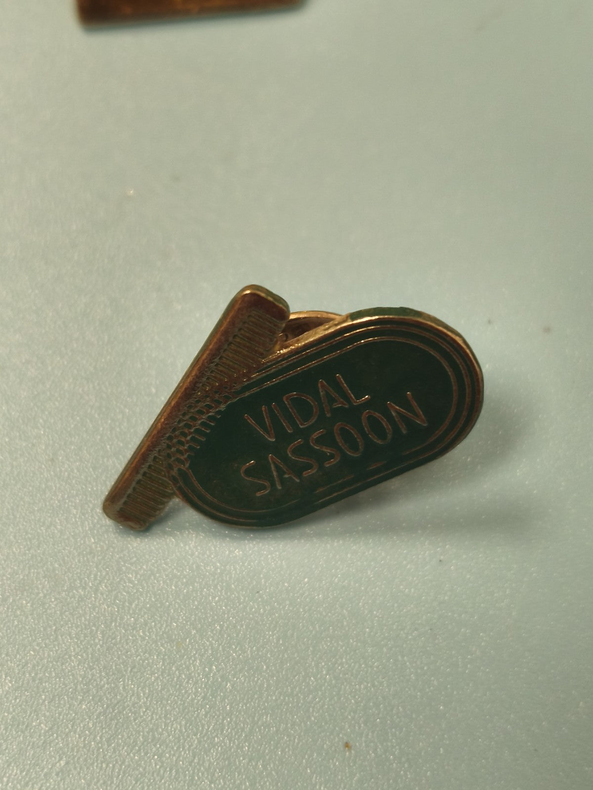 Pin's vintage Vidal Sassoon doré coiffeur, forme peigne, collection (Ref 5)