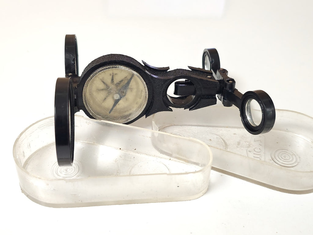 Kit de survie vintage ancien avec boussole et loupe, équipement rétro collection