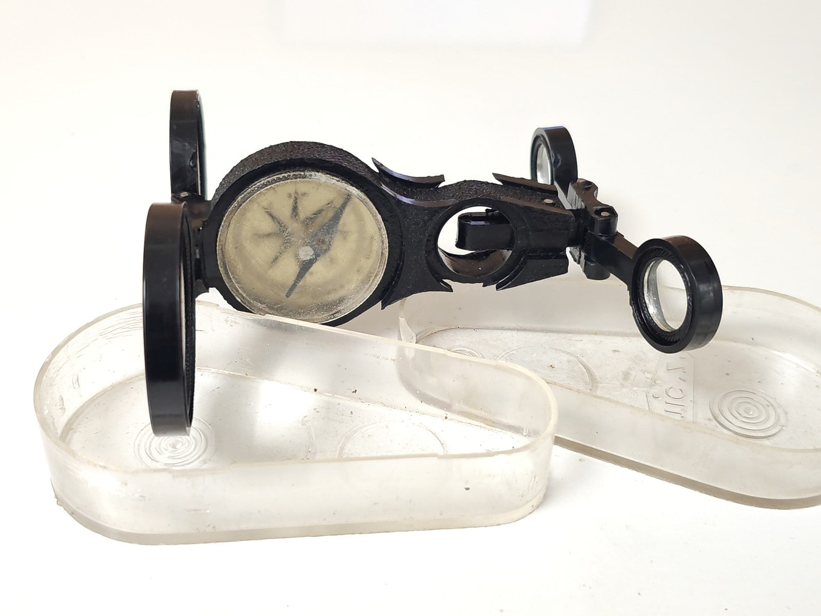 Kit de survie vintage ancien avec boussole et loupe, équipement rétro collection