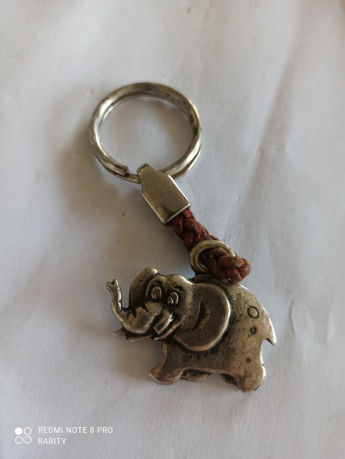 Porte-clés éléphant Selmy Trading vintage, aspect laiton, tressage cuir